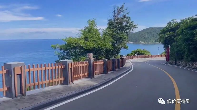 8,三亚最美公路 这条公路紧邻海边,视野无遮