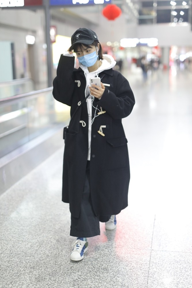 沈月街拍:黑色牛角扣大衣白色帽衫 灯芯绒棒球帽