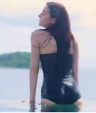 迪丽热巴泳装照首次曝光,看到她从水里站起来那刻,是