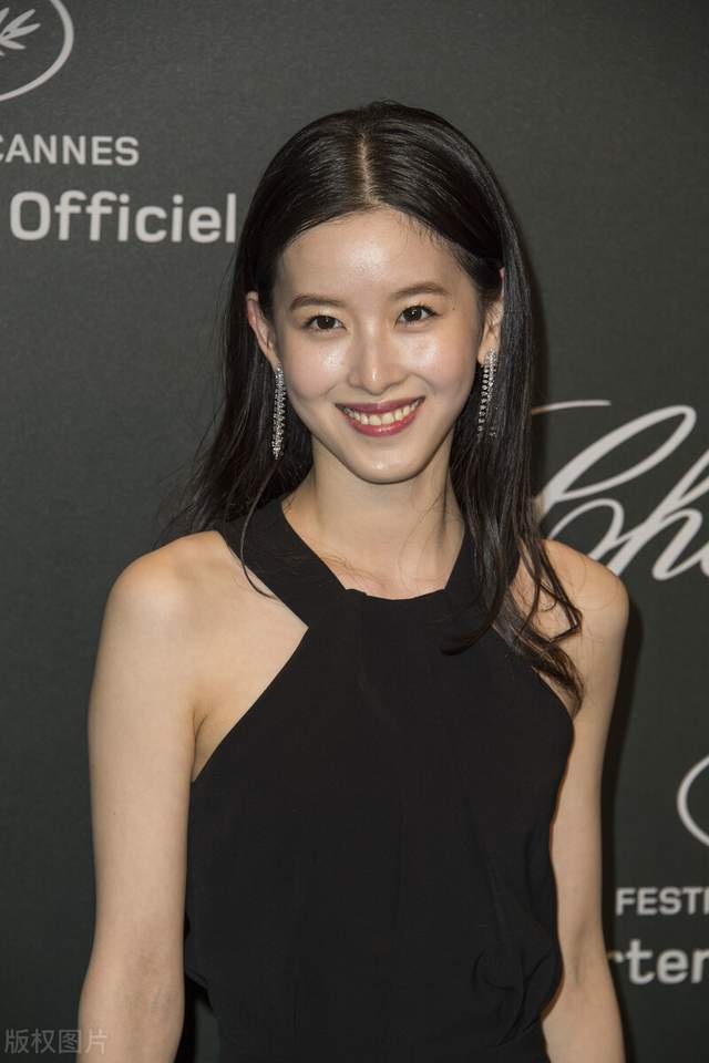 章泽天不愧是豪门阔太,穿缎面连衣裙知性甜美,利落扎