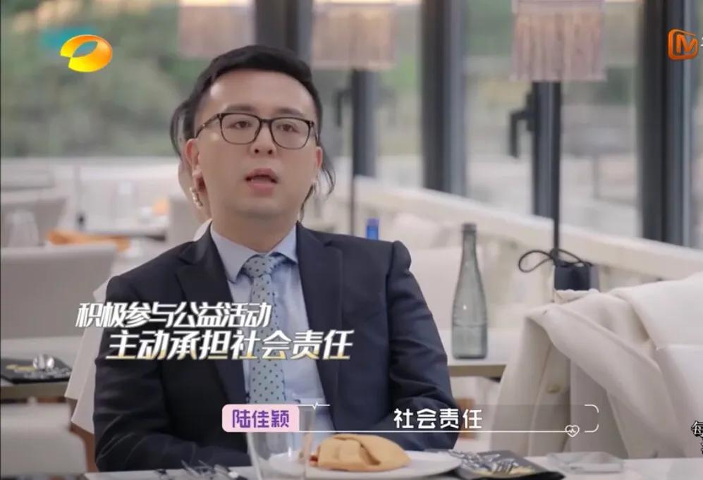 为什么43岁黄奕心动离婚律师陆佳颖,也不选择小15岁李泽鹏?
