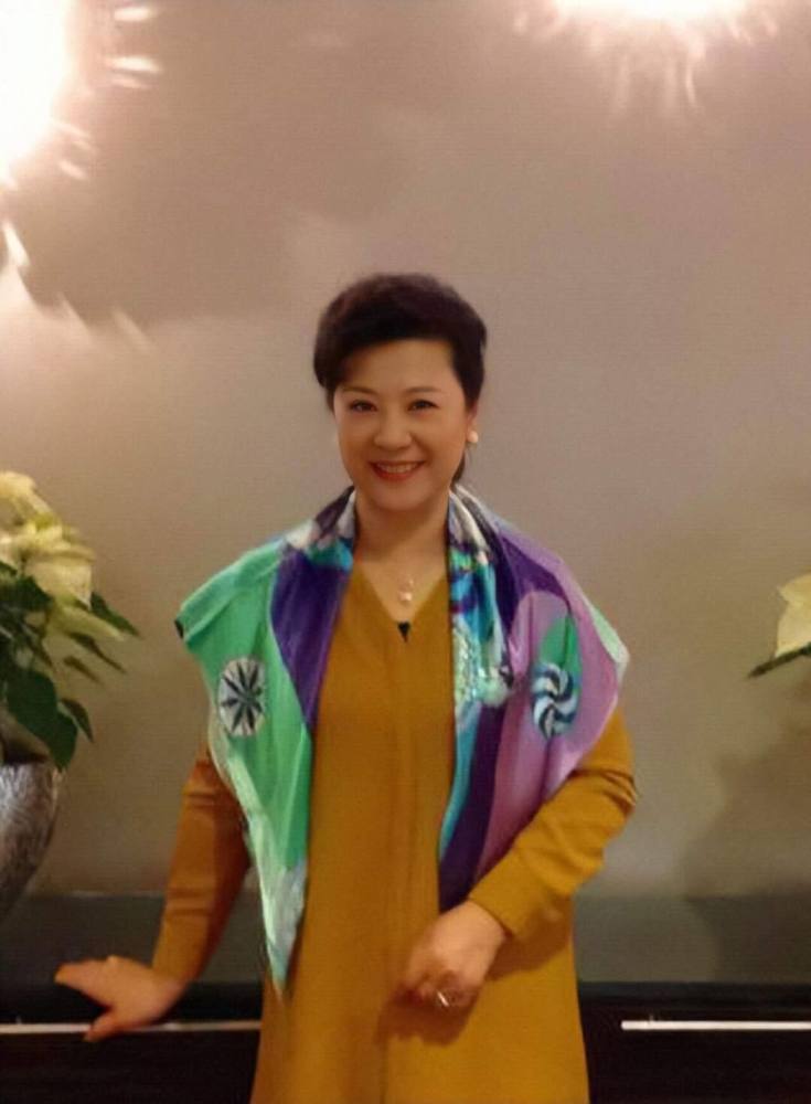 71岁王馥荔越老越时髦,系花丝巾还烫"泡面卷",不土反而好洋气