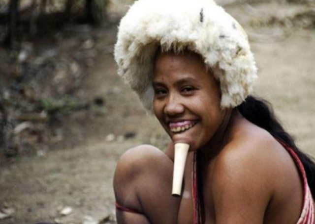 巴西此部落仅剩152人,成人礼会在下巴插入木棍,木棍越