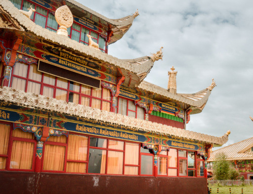 这座寺庙就是亚青寺,位于四川甘孜藏族自治州白玉县,青藏寺创建于公元