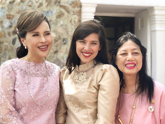 泰国69岁长公主比诗妮娜会穿!裹纱裙太像女明星,一双女儿真惊艳