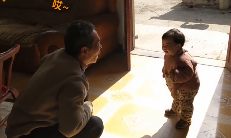 河南一老人教孙女叫"爷爷",孙女回答令妈妈笑喷,爷爷起身就走