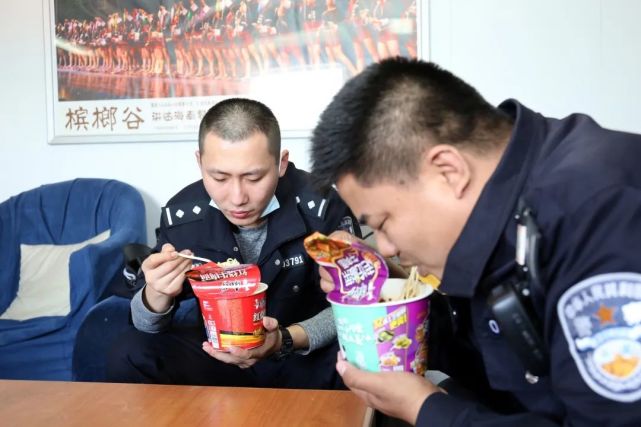 现场实录横跨琼州海峡民警守护春运平安