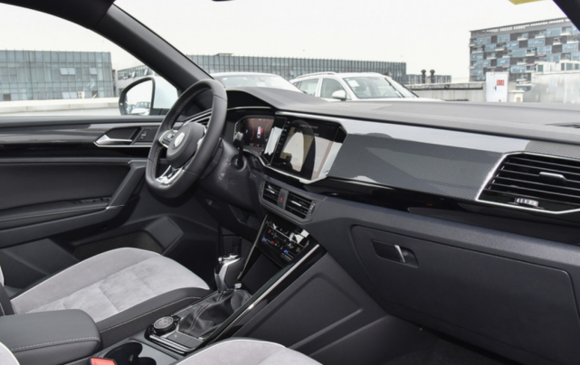 侧安全气帘,主驾驶膝部气囊,以及前方碰撞预警和主动刹车功能