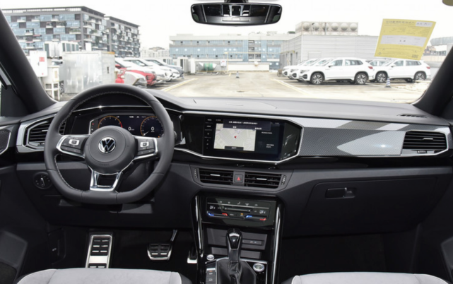 侧安全气帘,主驾驶膝部气囊,以及前方碰撞预警和主动刹车功能