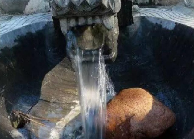 北京寺院悬崖下有个圣水洞泉水甘甜解毒明清皇帝曾派人来取水