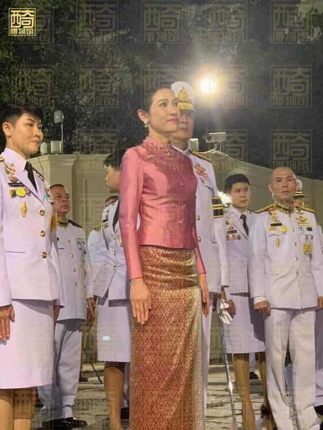 泰王新宠妃萨塔塔,1年前突然颜值大跌,被泰王接回身边
