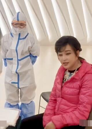 65岁刘晓庆做核酸检测表情痛苦,吓得全程闭眼,坐姿佝偻像个老太太