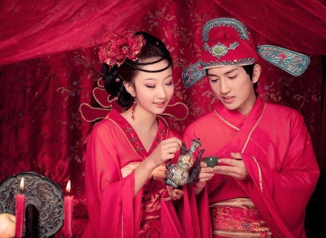 衙役说,小偷一整晚都躲在新郎新娘的床底下,肯定听了很多的秘密,知道