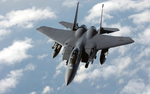 美国新款f15首飞成功,战力直逼五代机,中国仅有歼20能应对?