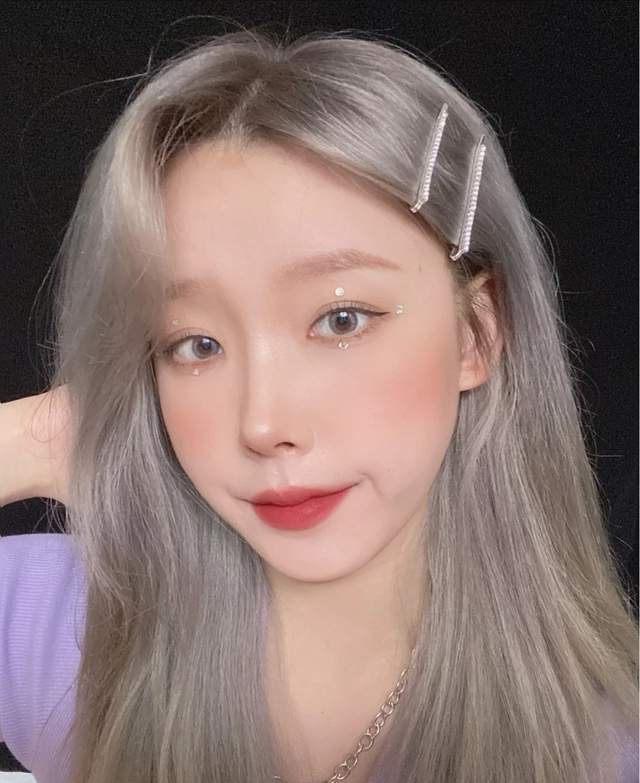 浅色系的头发,例如常见的焦糖色,奶茶棕等等 选择金色的发圈比较合适