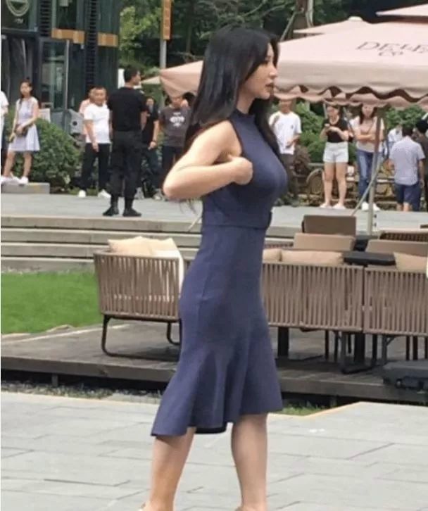 38岁柳岩身材走样,街边拍戏上身成累赘,走路不时用手扶