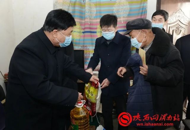 渭南市慈善协会会长雷超武等人慰问了顺丰村老人白抗.