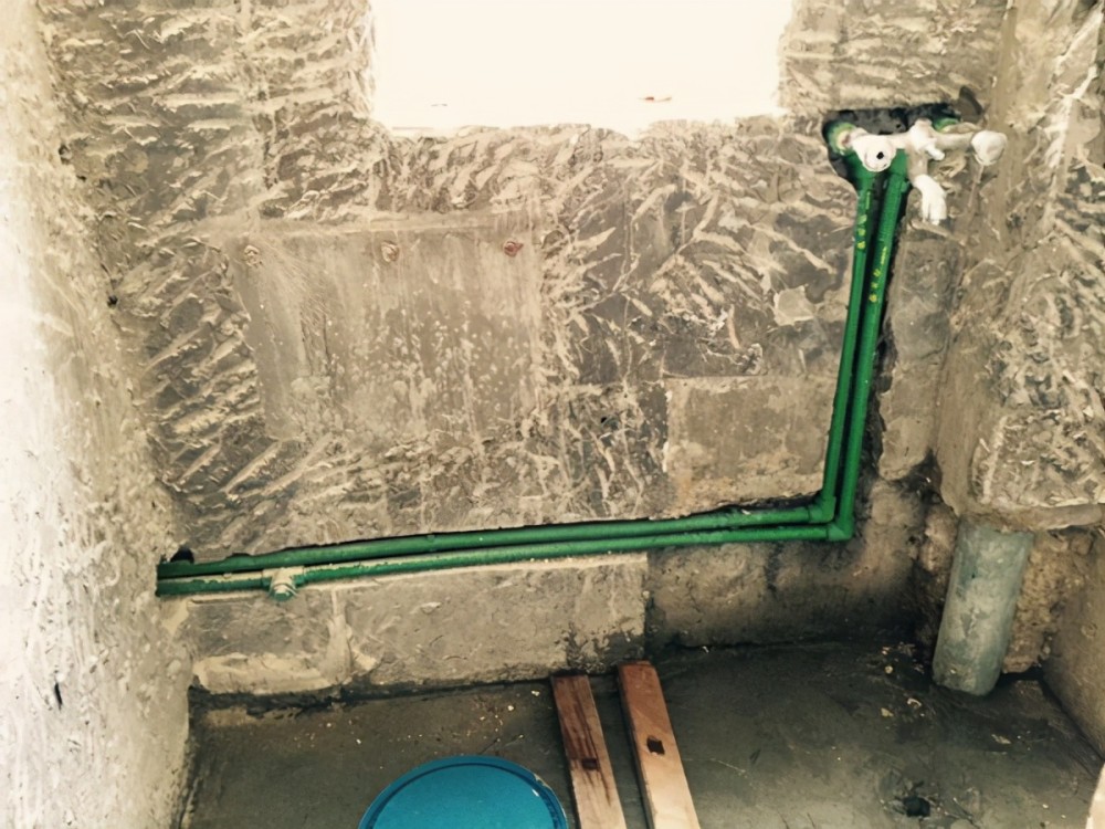 邻居家装修走水管,要在公共墙上开横槽布管,这以后漏水算谁的?