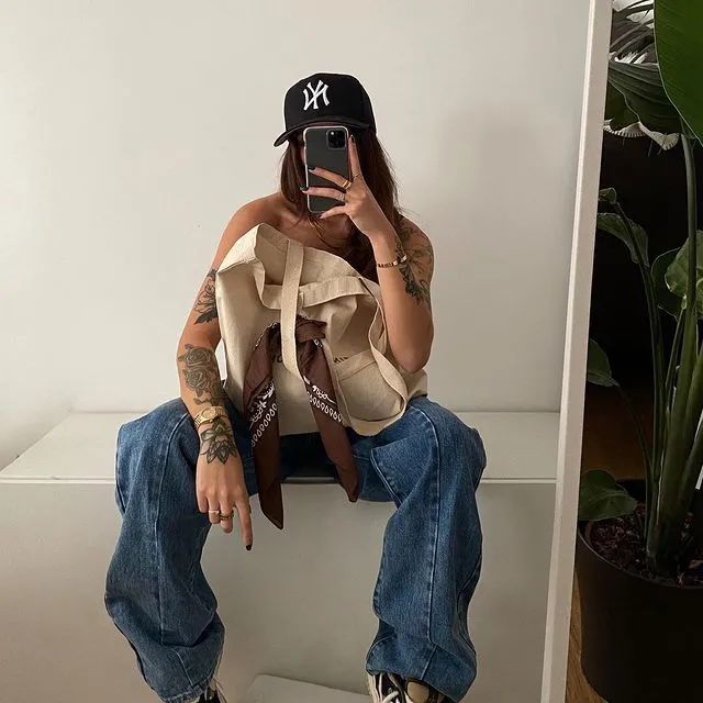 壁纸|这个vibe girl的穿搭风格什么水平?