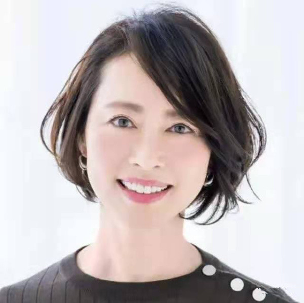 50岁女人最好放弃黑长直吧!这几位漂亮大妈精致短发