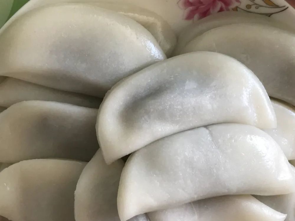 摄影/燕飞来,图/汇图网温柔的浙江人心中藏着对藕粉饺的情愫,鸡冠形状