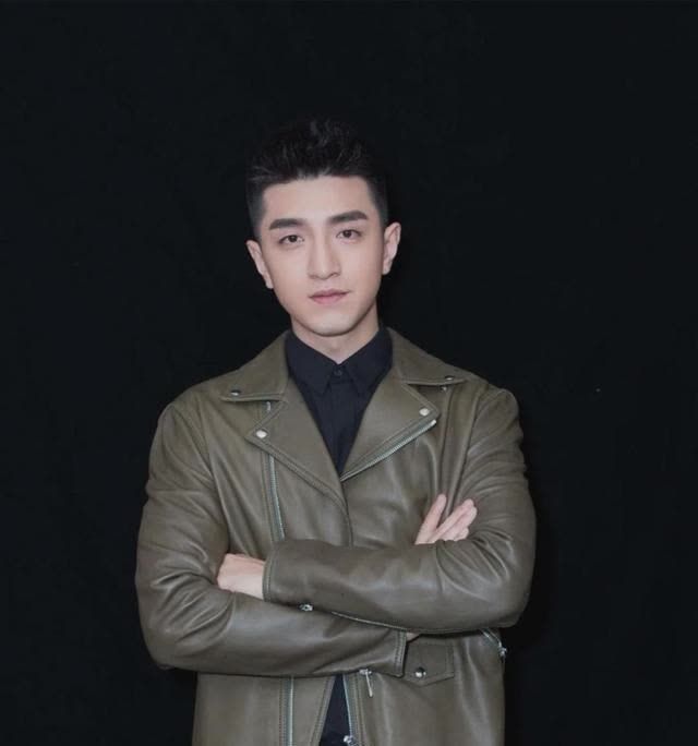 相信大家就知道今天我们的主角是谁了吧,没错就是我们阳光帅气的金瀚