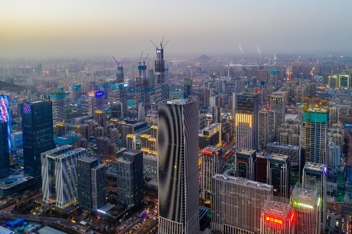 航拍济南东部新城夜景,高楼大厦灯火辉煌,很有大都市的样子了