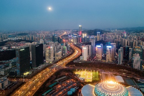 航拍济南东部新城夜景高楼大厦灯火辉煌很有大都市的样子了