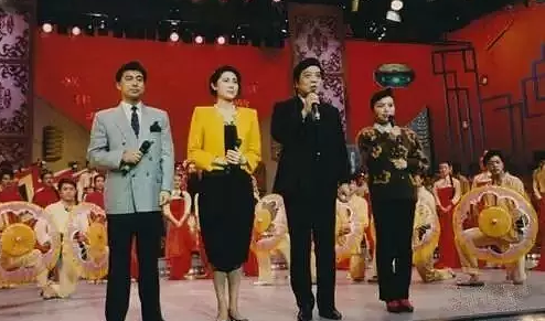 1990年,官方显示春晚主持只有赵忠祥一人.