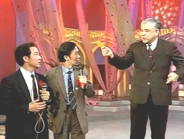 1990年春晚总导演袁德旺说过," 90年以前,春晚的主要形态是联欢,舞美