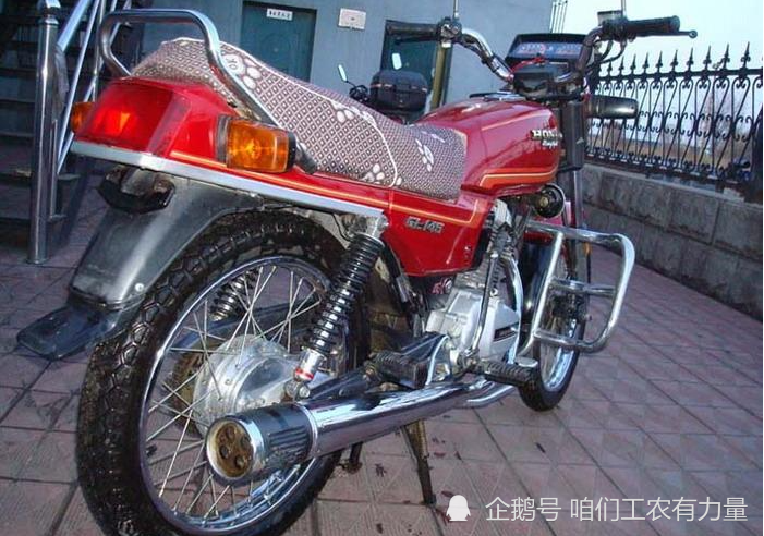 80年代的摩托车:honda gl145,土豪金车漆,四眼排气,真经典
