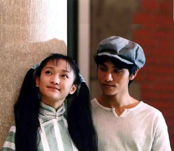 于是,娄烨破格启用名不见经传的周迅,让她在《苏州河》里出演女一号