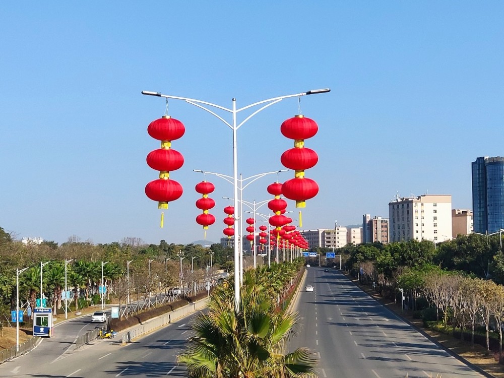 广东深圳:街头张灯结彩迎新春