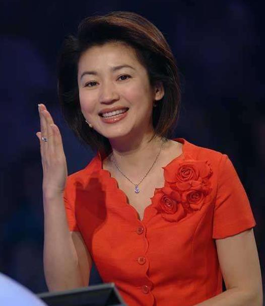央视主持一姐因一场赌约离婚的王小丫如今52岁的她现状如何