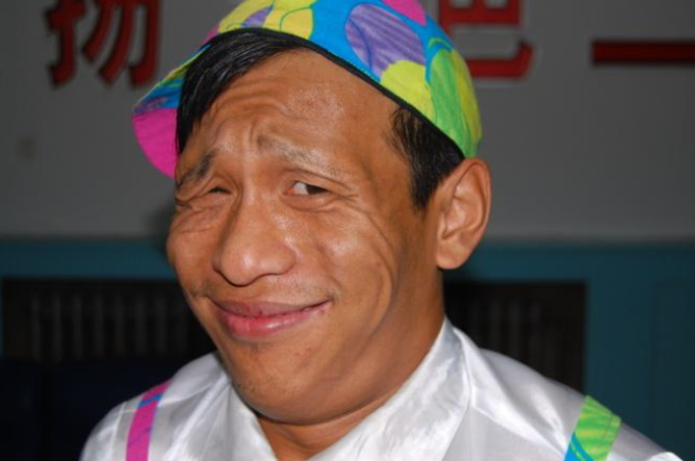 北京台春晚最吸睛组合,宋小宝搭档迪丽热巴,真是好了伤疤忘了疼