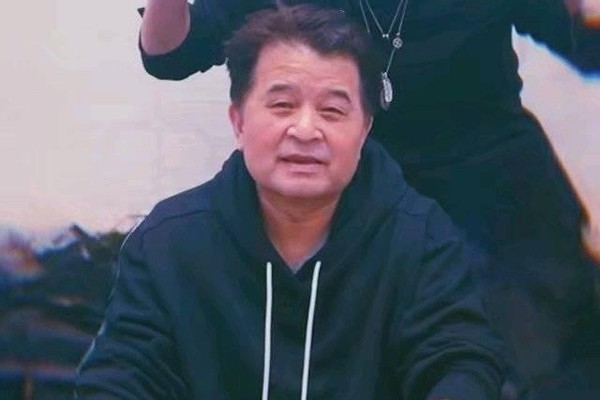 62岁毕福剑晒近况!胡子拉碴不修边幅,穿三百卫衣被嘲晚年凄凉