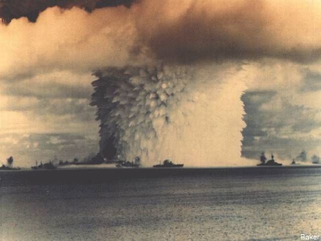 老照片 1968年法国核试验 现场升起巨大的蘑菇云