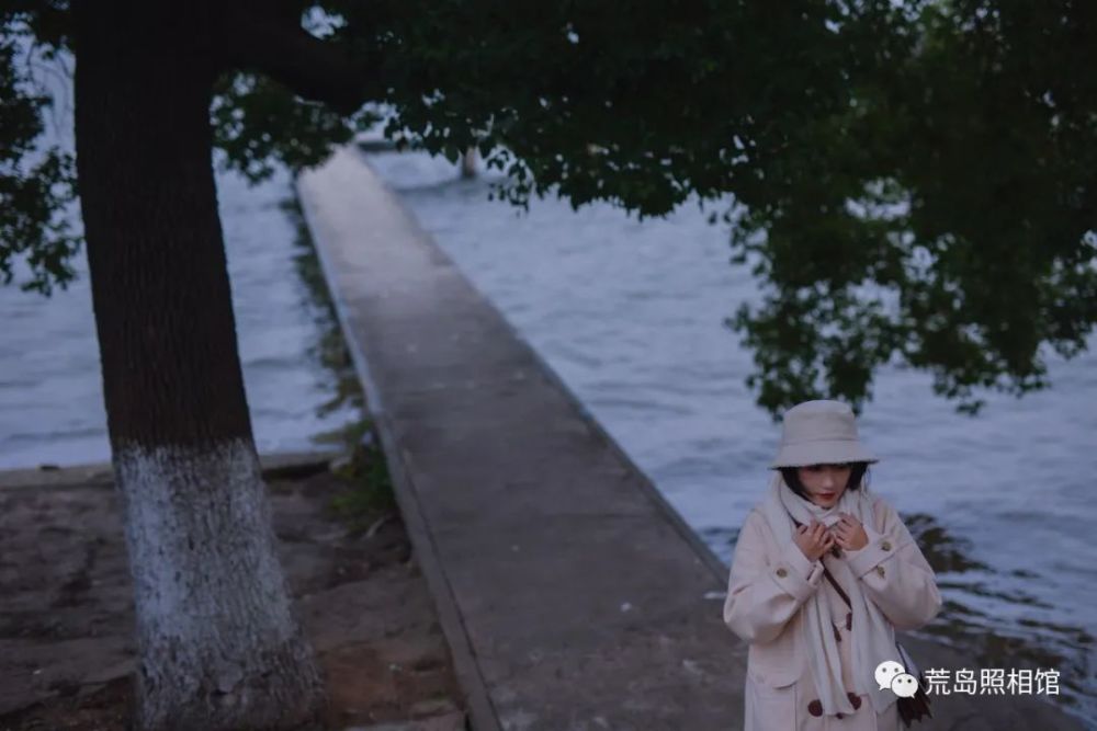 在冬天的湖边吹吹风