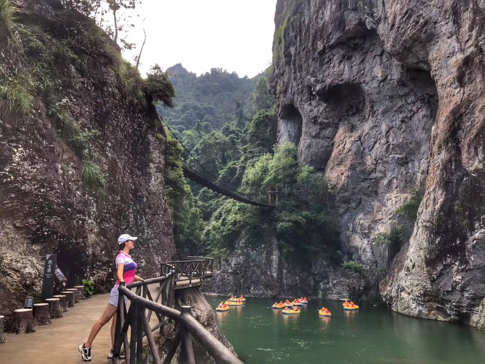 走遍世界"暑"浙里好玩,温州永嘉大大小小四十多个景区,楠溪江竹排