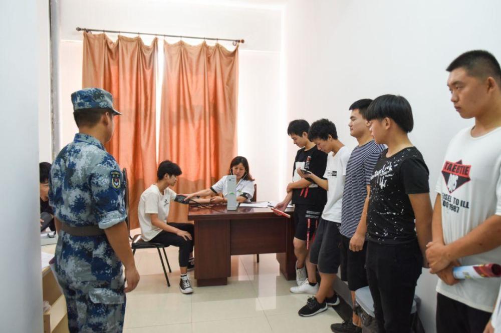 女孩们当兵前的体检其严格程度让人难以想象