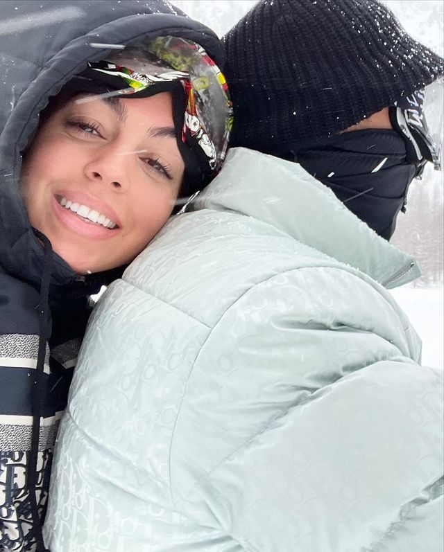 c罗和女友雪中甜蜜同框,乔治娜穿11万貂绒,富婆气足却跟金小妹同样遭