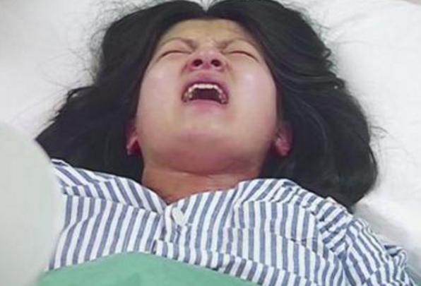 女学生怀孕9个月引产,医生苦劝2小时,孕妇:我说打掉就