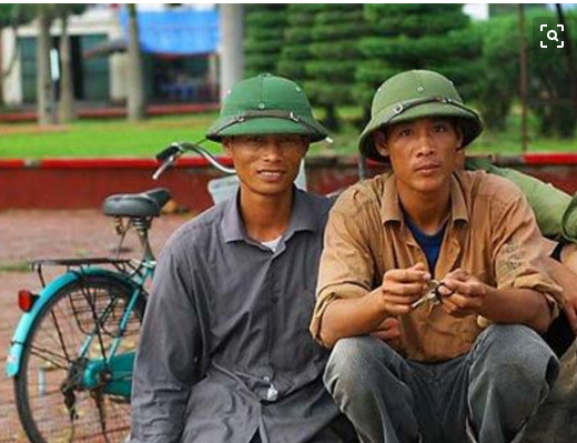 中越边境的越南商贩,卖的一东西让中国男性尴尬,网友