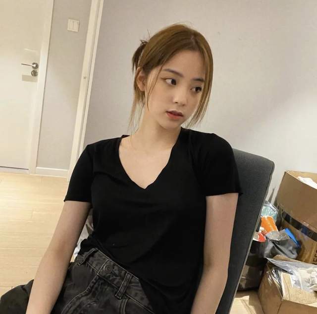 作为少女们的潮流风向标,欧阳娜娜的人生染发初体验就选择蜜茶棕色.