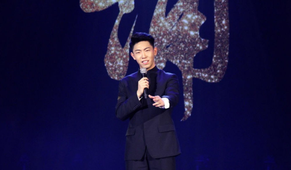 央视新晋男主持:长相小鲜肉,西装穿不出严肃感,评价两