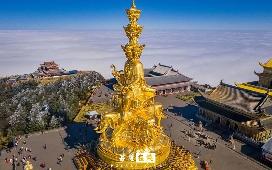 峨眉山金顶是峨眉山寺庙和景点最集中的地方,为峨眉精华所在(摄影