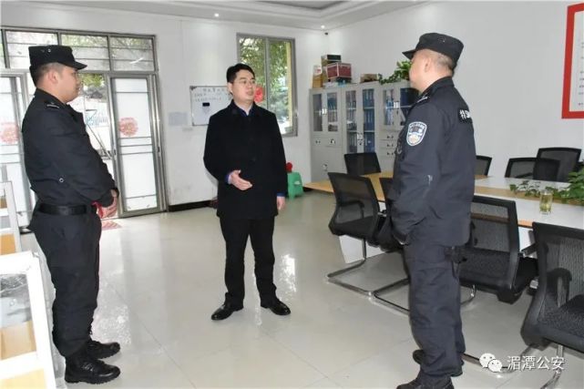 石诗源同志到特巡警大队慰问贵州省道德模范李春波同志