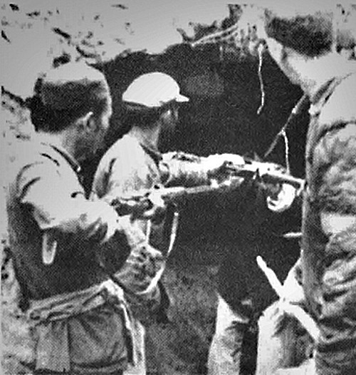 马家军大叛乱,却惨遭解放军骑兵纵马砍杀,战士直呼:杀