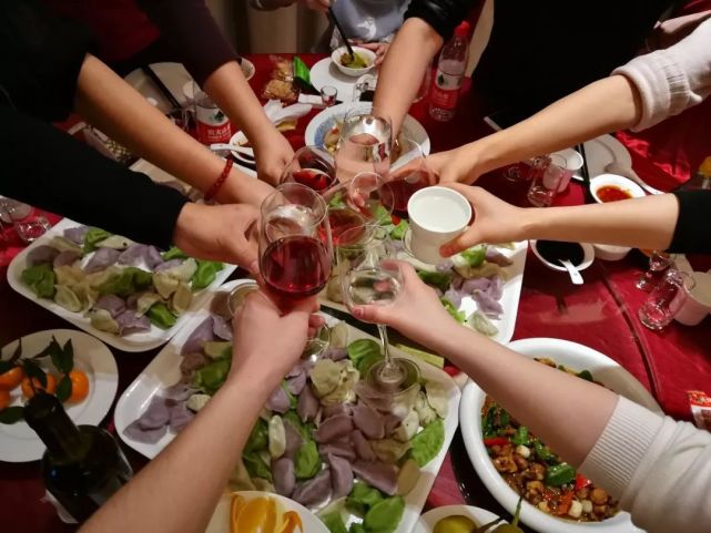 同学聚会,优等生争着买单,差生冷眼旁观,付款时,服务员愣了