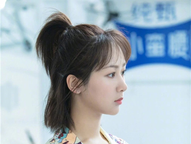 2020年最火半扎发型,2020年最火发型直发 2021年流行:半卷发,半扎能小个两三岁,刘海是关键,颜色很重要